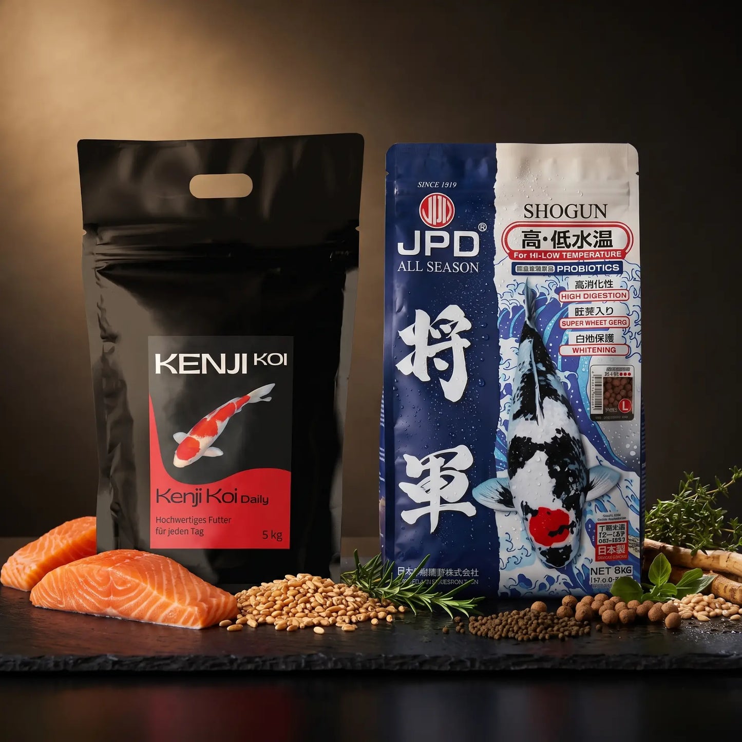Sommer Bundle Koifutter: Kenji Koi Daily Food 5 kg und JPD Shogun 5 kg nebeneinander auf schwarzem Naturschiefer – je 5 kg Profi- und Premium-Ganzjahresfutter für Koi