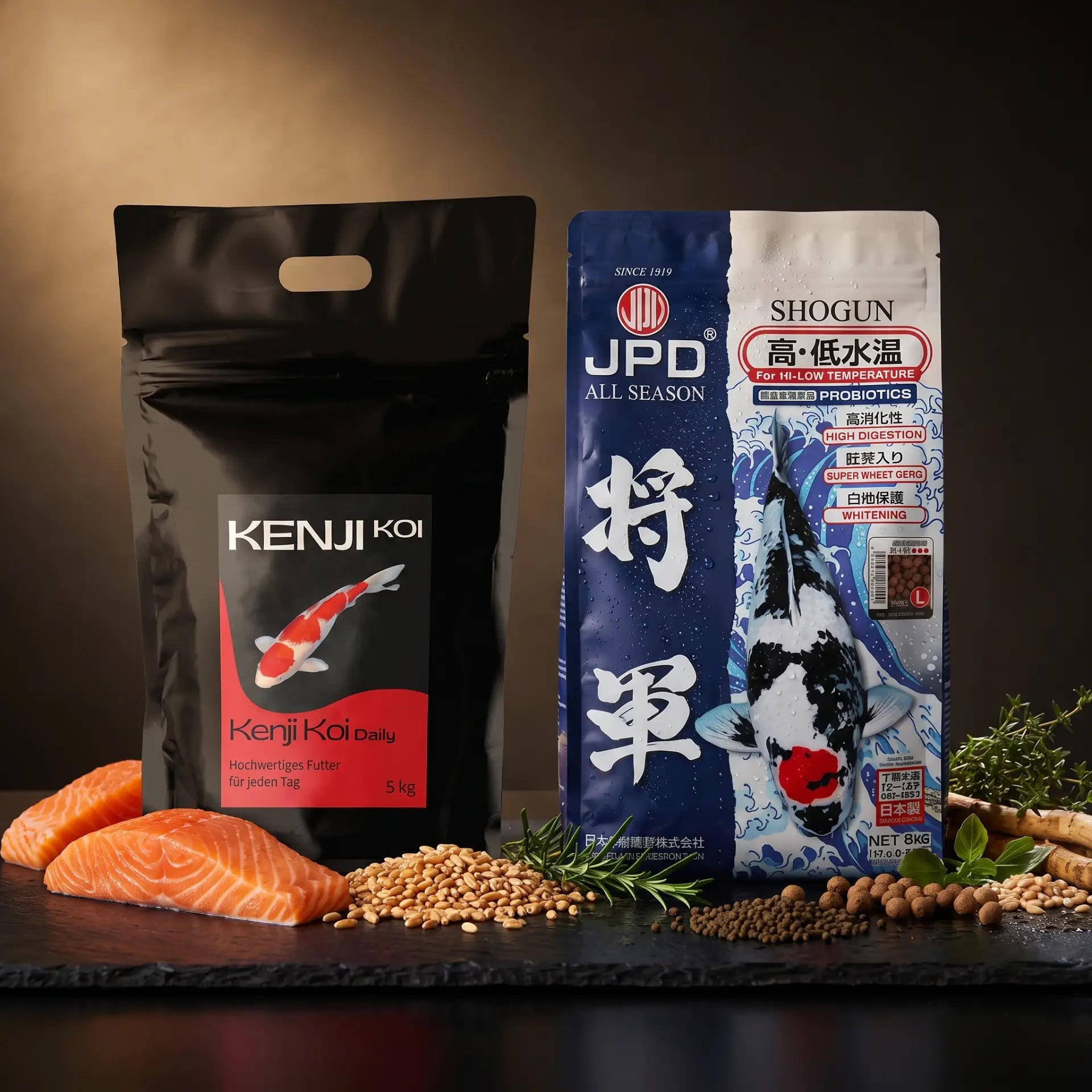 Sommer Bundle Koifutter: Kenji Koi Daily Food 5 kg und JPD Shogun 5 kg nebeneinander auf schwarzem Naturschiefer – je 5 kg Profi- und Premium-Ganzjahresfutter für Koi