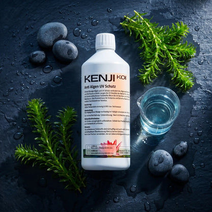 KENJI KOI Anti Algen UV Schutz – Stimmungsbild auf Naturschiefer mit Messglas und Teichwasser-Tropfen