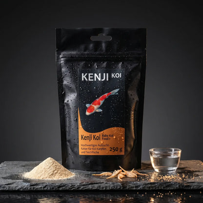 Kenji Koi Baby Koi Food 1 auf schwarzem Naturschiefer mit feinstem Mikrogranulat-Pulver und getrockneten Artemia – Starterfutter für Koi-Brut bis 3-4 cm, Made in Germany