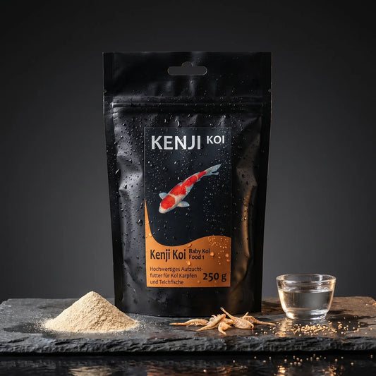 Kenji Koi Baby Koi Food 1 auf schwarzem Naturschiefer mit feinstem Mikrogranulat-Pulver und getrockneten Artemia – Starterfutter für Koi-Brut bis 3-4 cm, Made in Germany