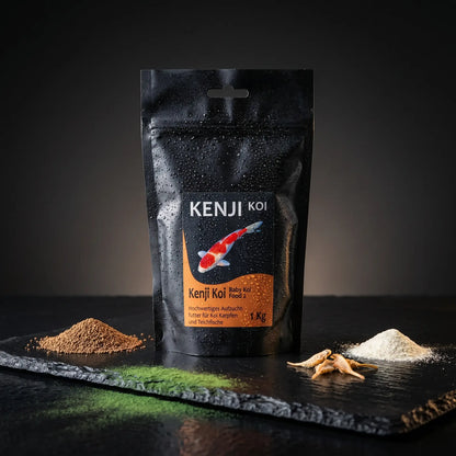 Kenji Koi Baby Koi Food 2 auf schwarzem Naturschiefer mit feinen Mikropellets, Spirulina-Hauch und Artemia – Folgefutter für Jungkoi mit 8-10 cm Körperlänge
