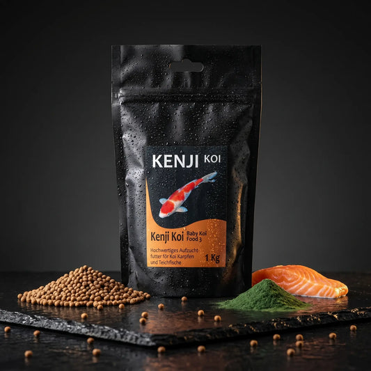 Kenji Koi Baby Koi Food 3 auf schwarzem Naturschiefer mit 2mm Pellets, Spirulina-Pulver und kleinem Lachsstück – Aufzuchtfutter für Jungkoi bis 20 cm Körperlänge