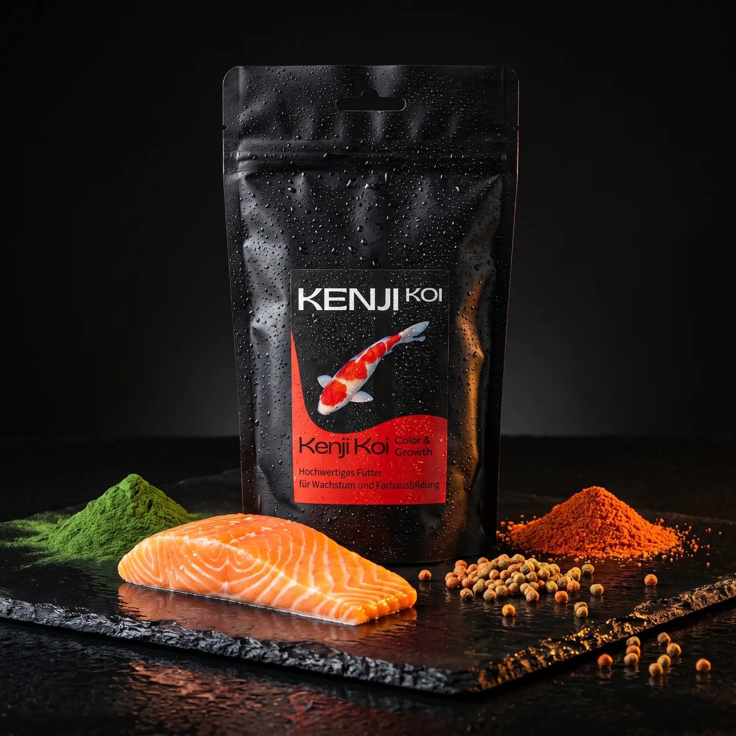 Kenji Koi Color & Growth 5 kg auf schwarzem Naturschiefer mit frischem Lachs, Spirulina-Pulver und Astaxanthin-Granulat – Koi Farbfutter und Wachstumsfutter mit natürlichen Farbverstärkern