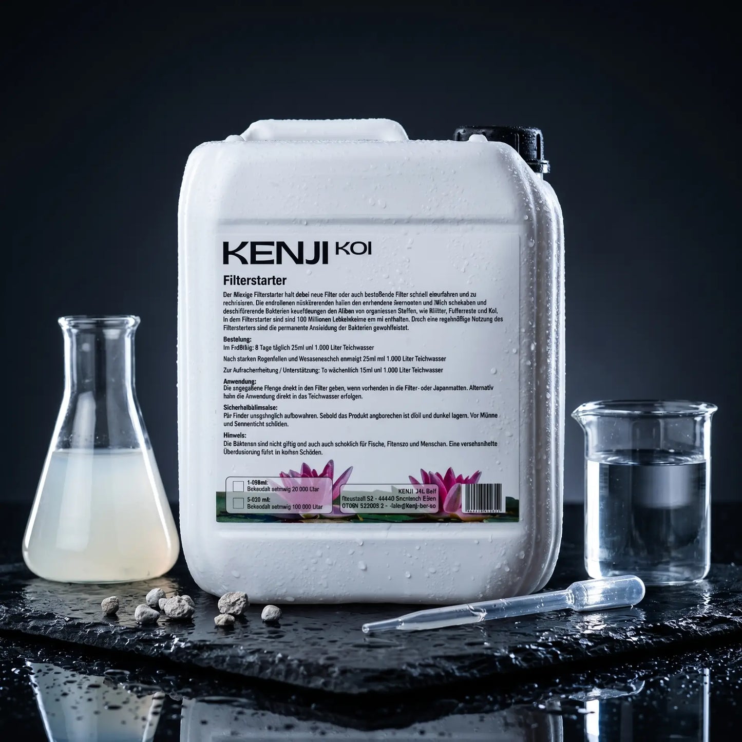 Kenji Koi Filterstarter Flüssigkonzentrat auf schwarzem Naturschiefer mit milchiger Bakterienkultur im Glasgefäß, klarem Wasser und Messpipette – 100 Millionen Lebendkeime pro ml für schnelles Filtereinfahren