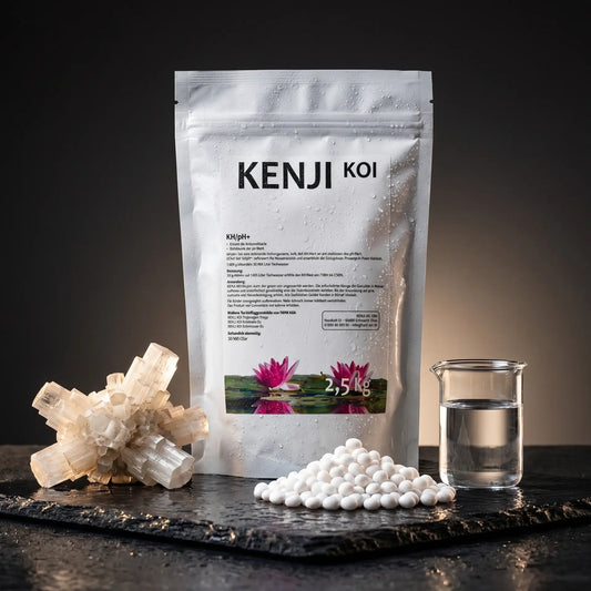 Kenji Koi KH pH+ Premium-Granulat auf schwarzem Naturschiefer mit eleganten Aragonit-Kristallen, polierten Karbonat-Granulaten und Präzisionsglas – Karbonathärte und pH-Wert gleichzeitig anheben, Made in Germany