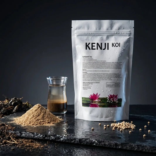 Kenji Koi Schlamm Ex Granulat 2,5 kg auf schwarzem Naturschiefer mit biologischem Enzym-Granulat, sich klärendem Teichwasser im Glas und organischem Sediment – biologischer Teichschlammentferner Made in Germany