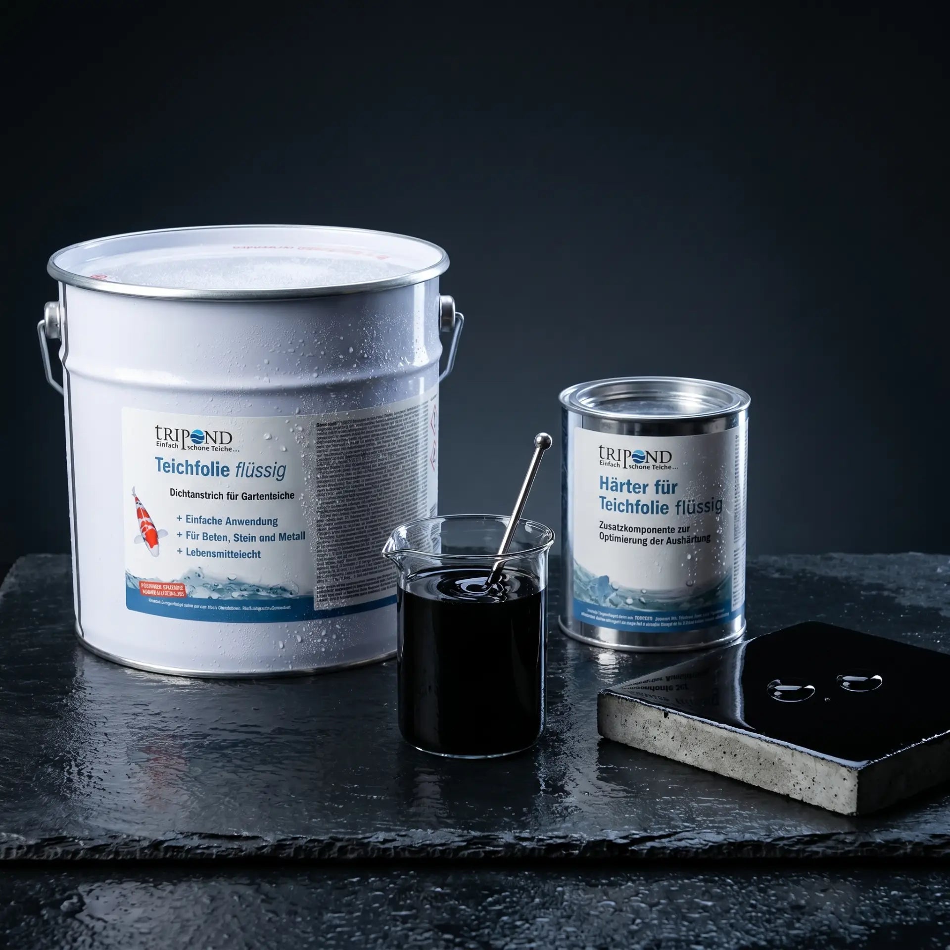 Tripond Härter für Teichfolie Flüssig – große Teichfolie-Dose und kleine Härter-Dose im 3:1-Verhältnis auf Naturschiefer mit Glasmessbecher und gemischtem Bitumen sowie beschichteter Betonprobe mit abperlenden Wassertropfen – Profi-Additiv für schnellere Aushärtung und 3× Stabilität