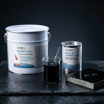 Tripond Härter für Teichfolie Flüssig – große Teichfolie-Dose und kleine Härter-Dose im 3:1-Verhältnis auf Naturschiefer mit Glasmessbecher und gemischtem Bitumen sowie beschichteter Betonprobe mit abperlenden Wassertropfen – Profi-Additiv für schnellere Aushärtung und 3× Stabilität