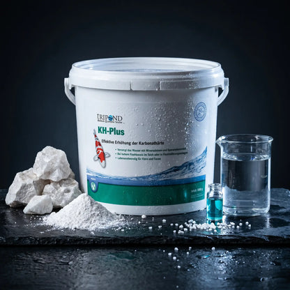 Tripond KH Plus auf schwarzem Naturschiefer mit weißen Kalzitkristallen, Mineralpulver und klarem Wasser – Karbonathärte erhöhen und pH-Wert stabilisieren im Koiteich