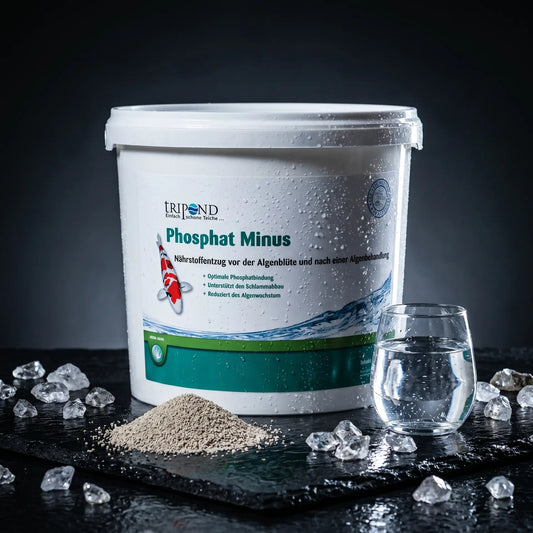 Tripond Phosphat Minus Granulat mit natürlichen Zeolith-Mineralsteinen und kristallklarem Wasser auf schwarzem Schiefer – Phosphatbinder für dauerhaft algenfreies Teichwasser

