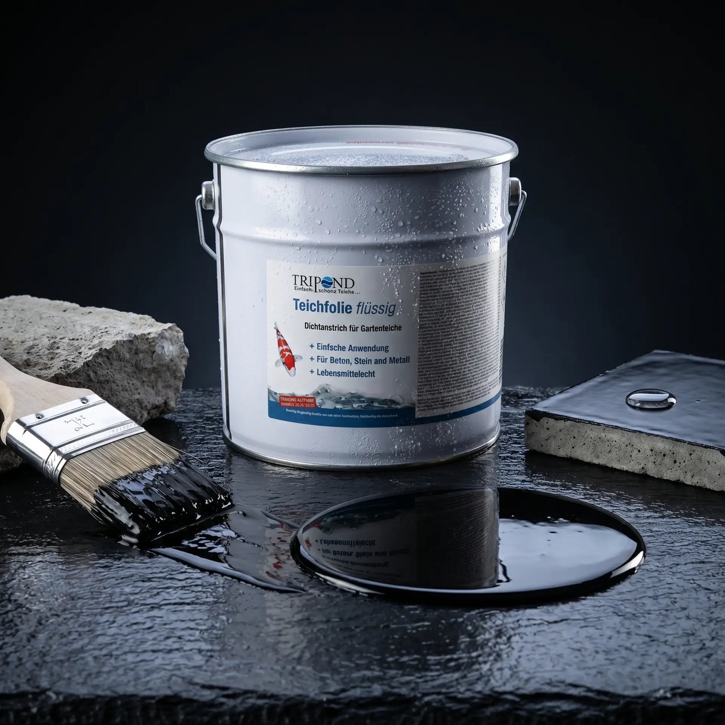 Tripond Teichfolie Flüssig schwarze Metalldose auf Naturschiefer – Pinsel mit Bitumen-Liquid, glossy-schwarzer Bitumenpool und abperlender Wassertropfen auf ausgehärteter Beschichtung – nahtlose Bitumen-Abdichtung für Gartenteiche und Koiteiche, phenolfrei und fischverträglich